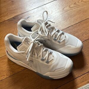 Women’s White/blue On Cloud ROGER Court Shoes 9- pickleball